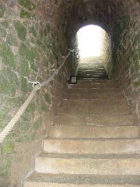 …encore quelques marches, nous voici au pied du Château… …encore quelques marches, nous voici au pied du Château…